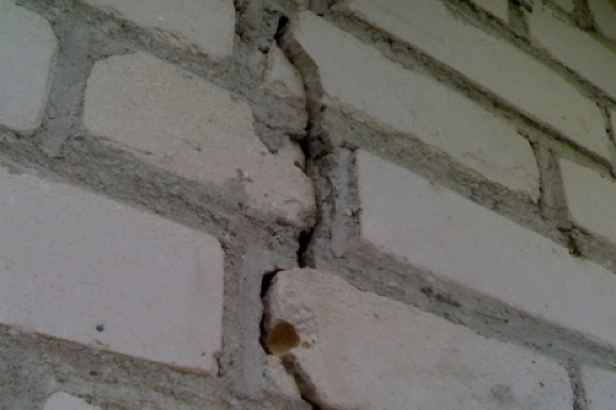 Трещина в казахстане. Трещины на фасаде. Трещина в здании. Трещина в кирпичной стене. Трещины в кирпичной кладке.