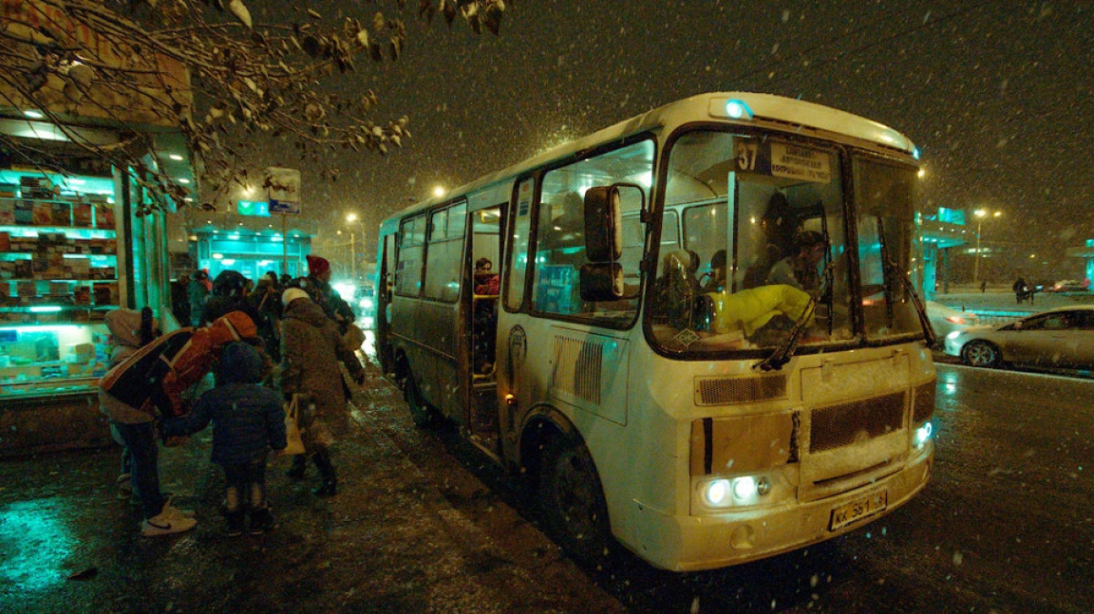 Когда приедет автобус екатеринбург. Автобус ночью. Автобус в городе. Вечер автобус. Автобус зимой ночью.
