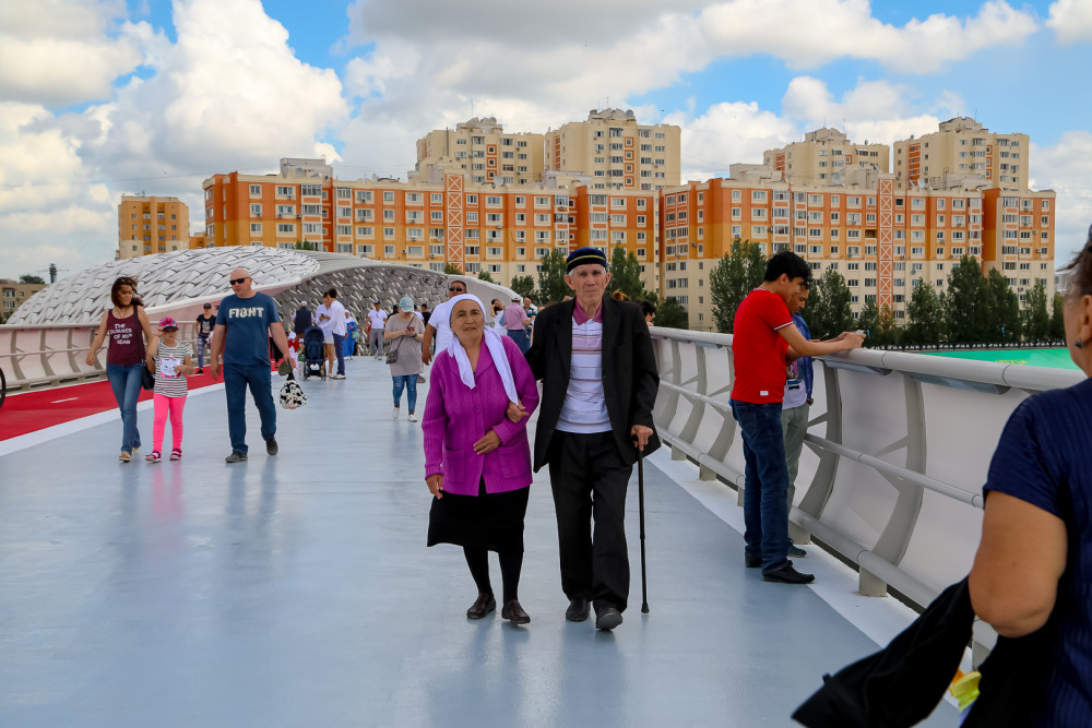 Сколько людей в астане. Мост в Астане новый. Астана люди. Астана население. Астанинский человек.