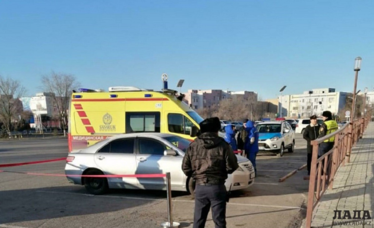 Мертвого мужчину обнаружили в припаркованной к торговому центру машине в  Жанаозене