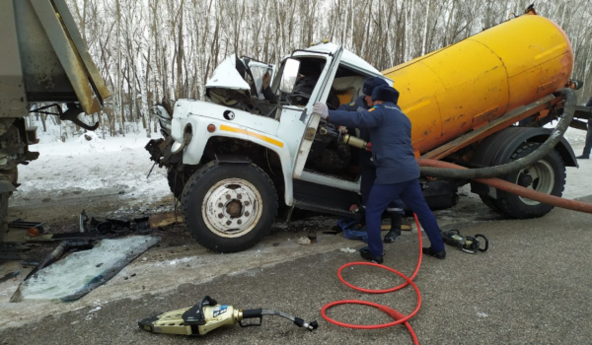 Почти вдвое сложилась ассенизаторская машина в результате ДТП в СКО