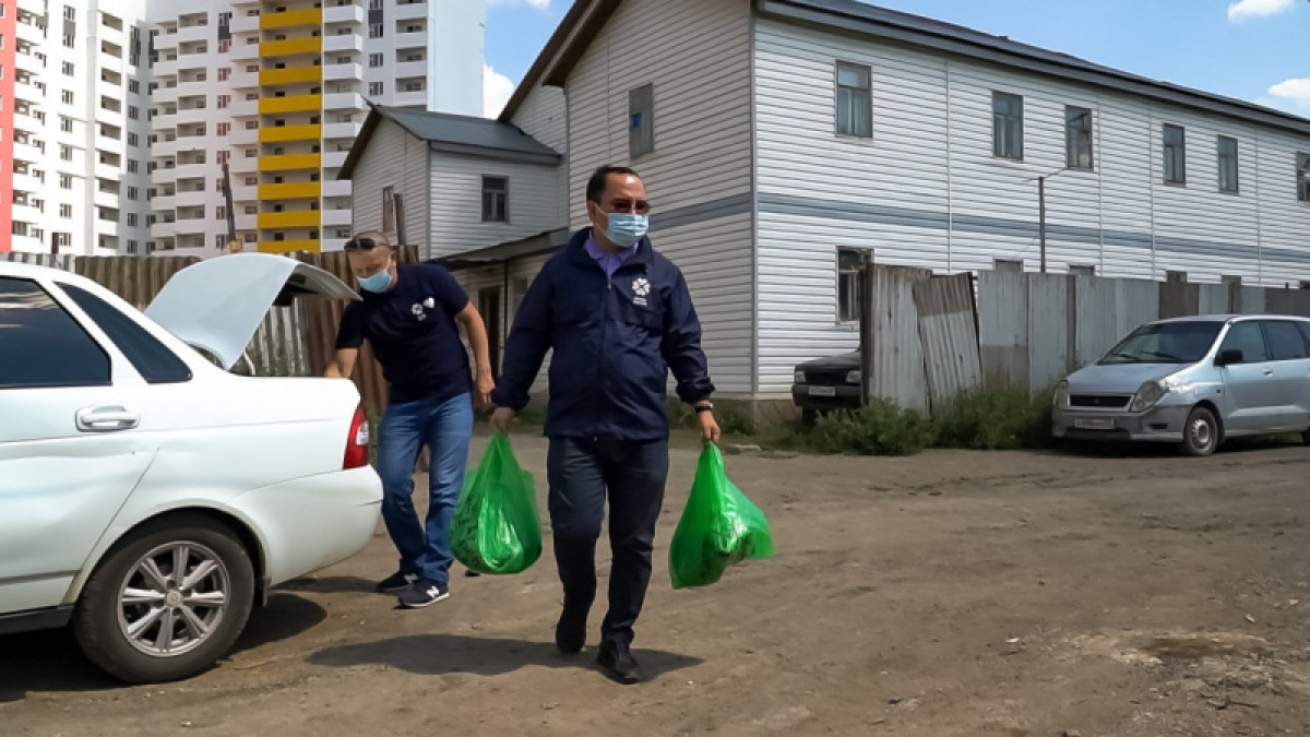 Волонтеры в Курбан айт раздают жертвенное мясо нуждающимся в Нур-Султане