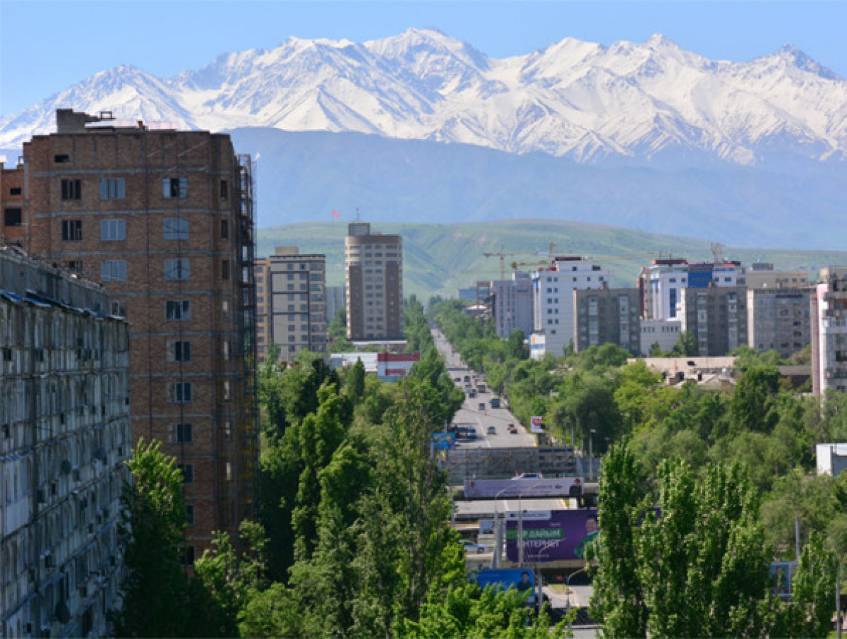 Кыргызстан улицы. Киргизия город Бишкек. Киргизия столица Бишкек горы. Панорама Бишкек. Кыргызстан Бишкек панорама.