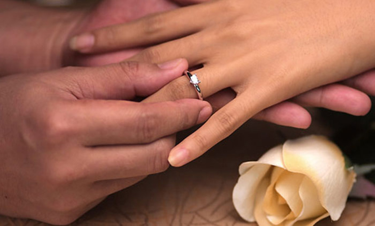 Кольцо когда замужем. Обручальное кольцо на пальце. Кольцо для Помолвки. Обручальные кольца на руках. Одевает кольцо на палец.