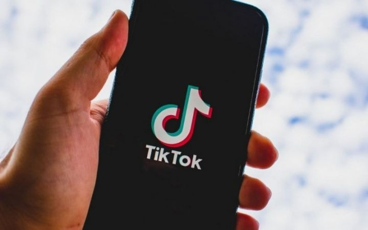 Молодые люди залезли на мост в Нур-Султане ради видео в Tik-Tok