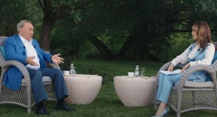 &quot;Повез ковер с его портретом&quot; - Назарбаев о подарке Клинтону