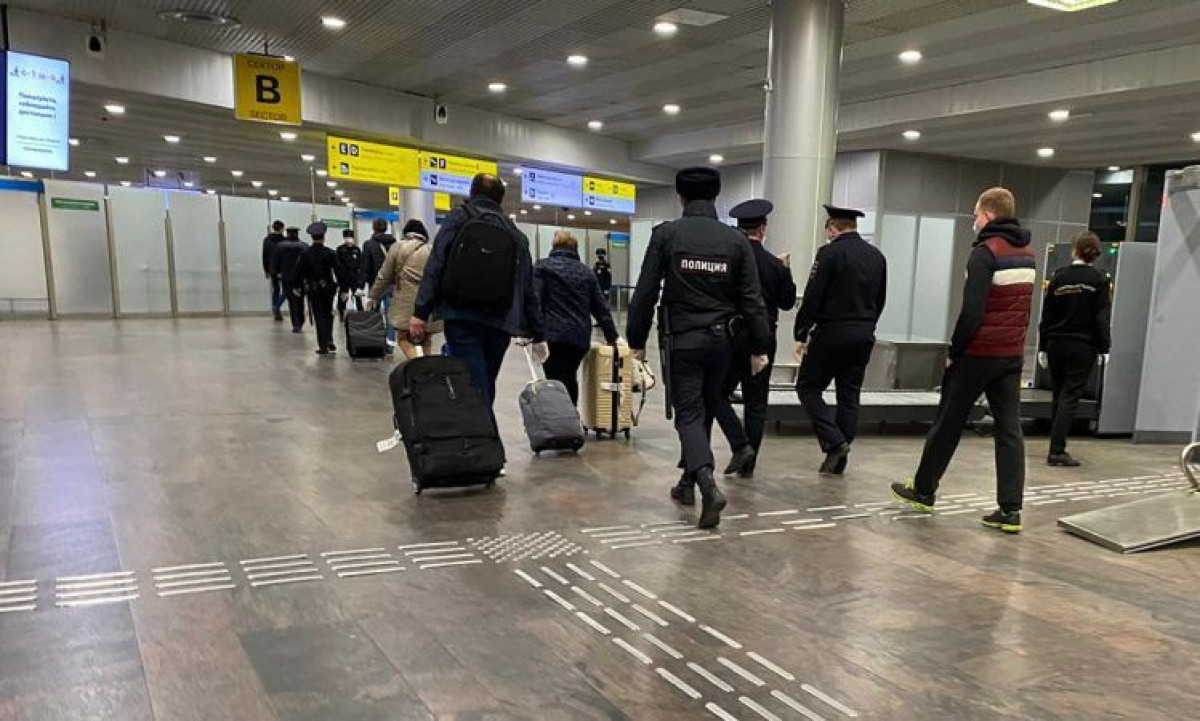 Встречающим в аэропорту шереметьево. Аэропорт. Полиция в аэропорту. Полиция Шереметьево. Задерживают мужчин в Пулковском аэропорту.