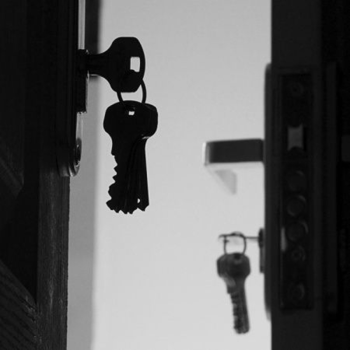 Со скрипом открылась дверь. Закрытая дверь. Запертая дверь. Двери закрываются. Открывает дверь ключом.