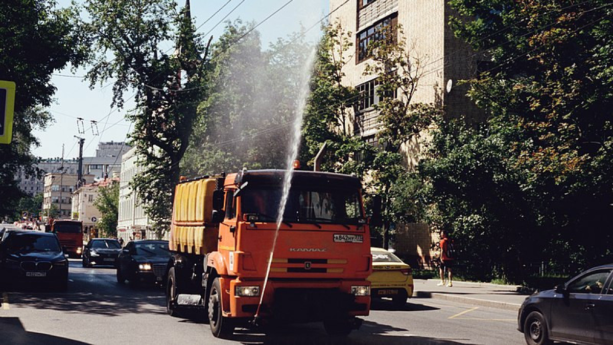 В Москве из-за жары коммунальщики поливают людей и дороги