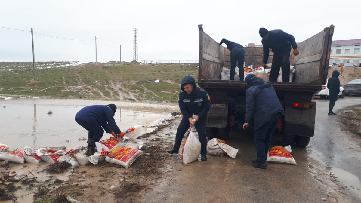 В четырех населенных пунктах Туркестанской области ведут отвод воды