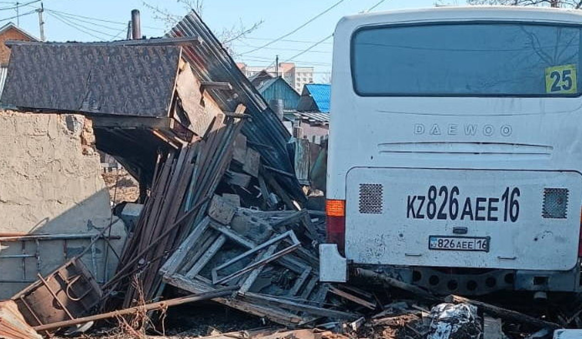 Пьяный водитель на неисправном автобусе въехал в забор частного дома в  Усть-Каменогорске