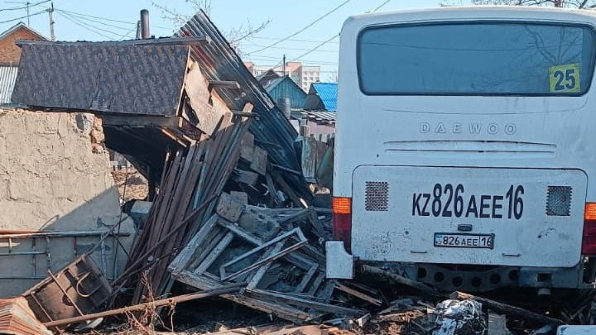 Пьяный водитель на неисправном автобусе въехал в забор частного дома в  Усть-Каменогорске