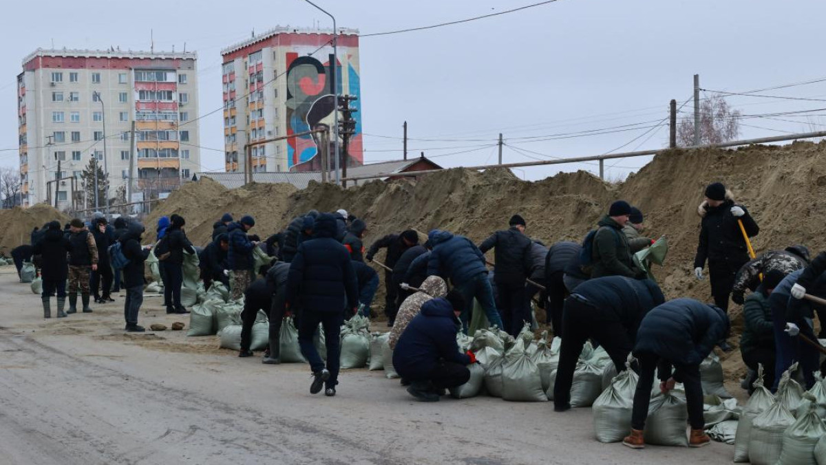 Более тысячи волонтёров помогли укрепить мост в Костанае