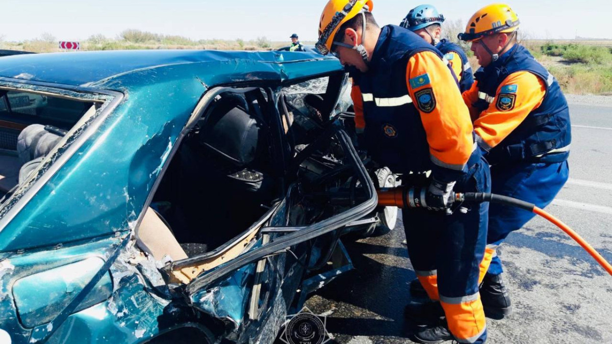 Двух женщин извлекли спасатели из покорёженных авто в Кызылординском области