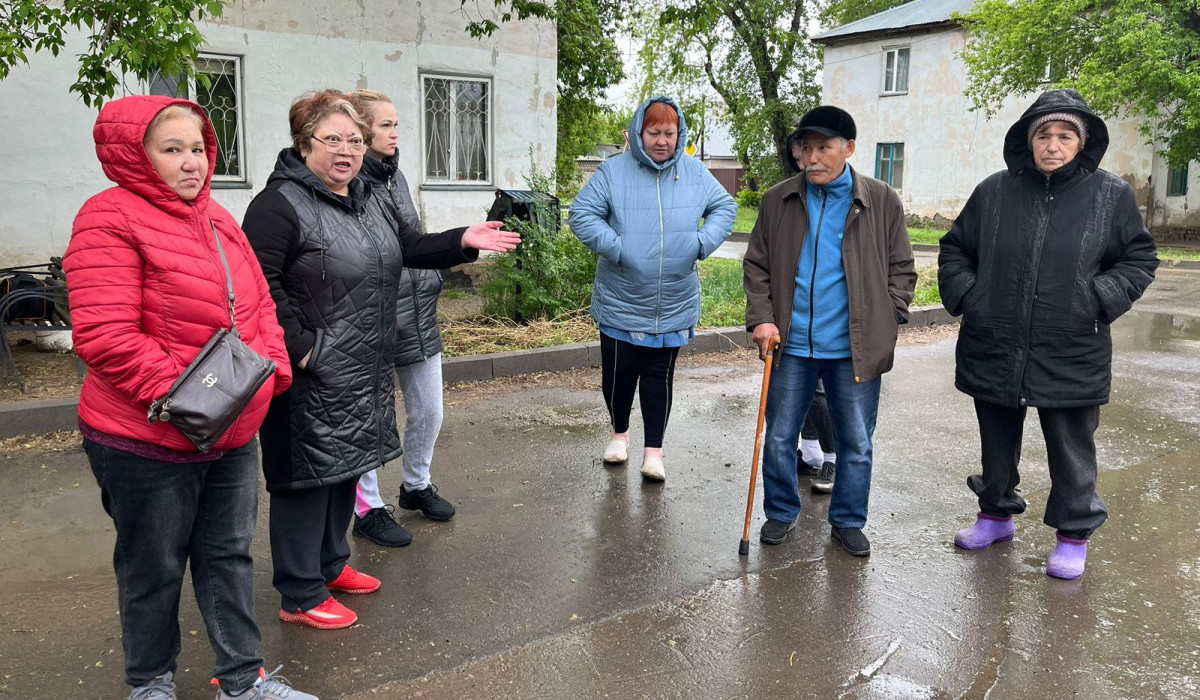 Развалины в центре Павлодара: жильцы боятся оставаться в своих домах