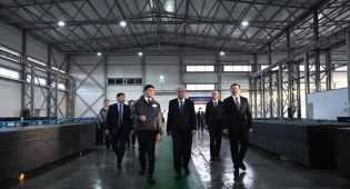 Президент осмотрел трубный завод в Актобе