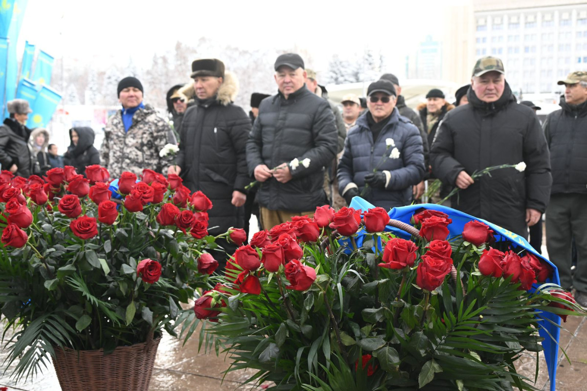 возложение цветов к монументу Независимости