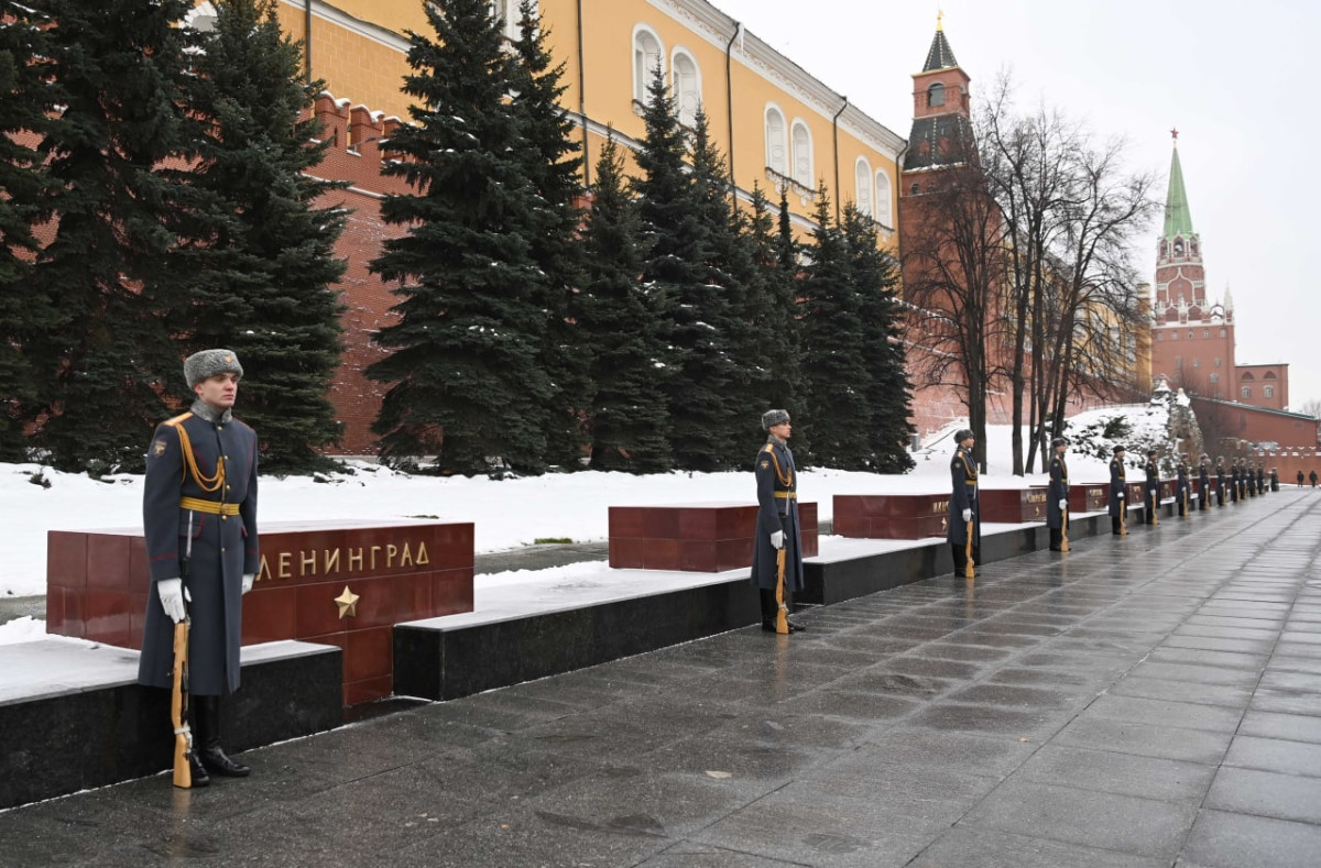 Токаев возложил цветы к памятнику мемориалу Могила неизвестного солдата