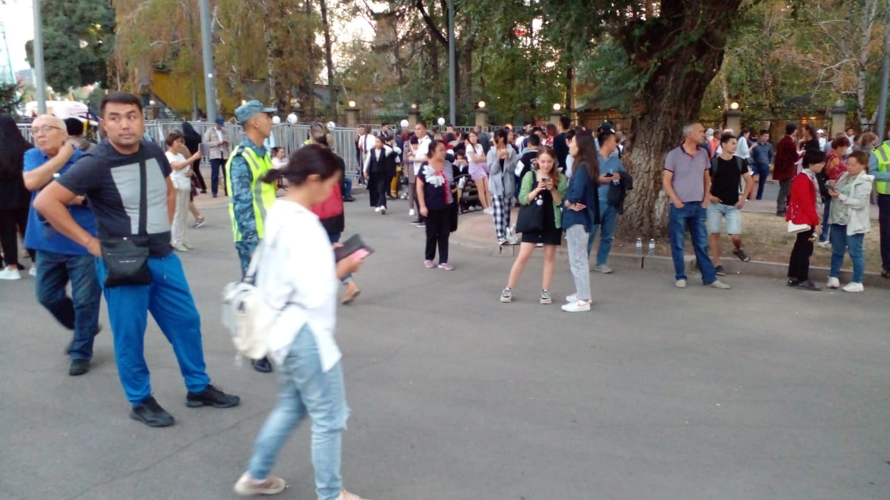 Свыше 30 тысяч человек собрались на концерте Димаша Кудайбергена в Алматы