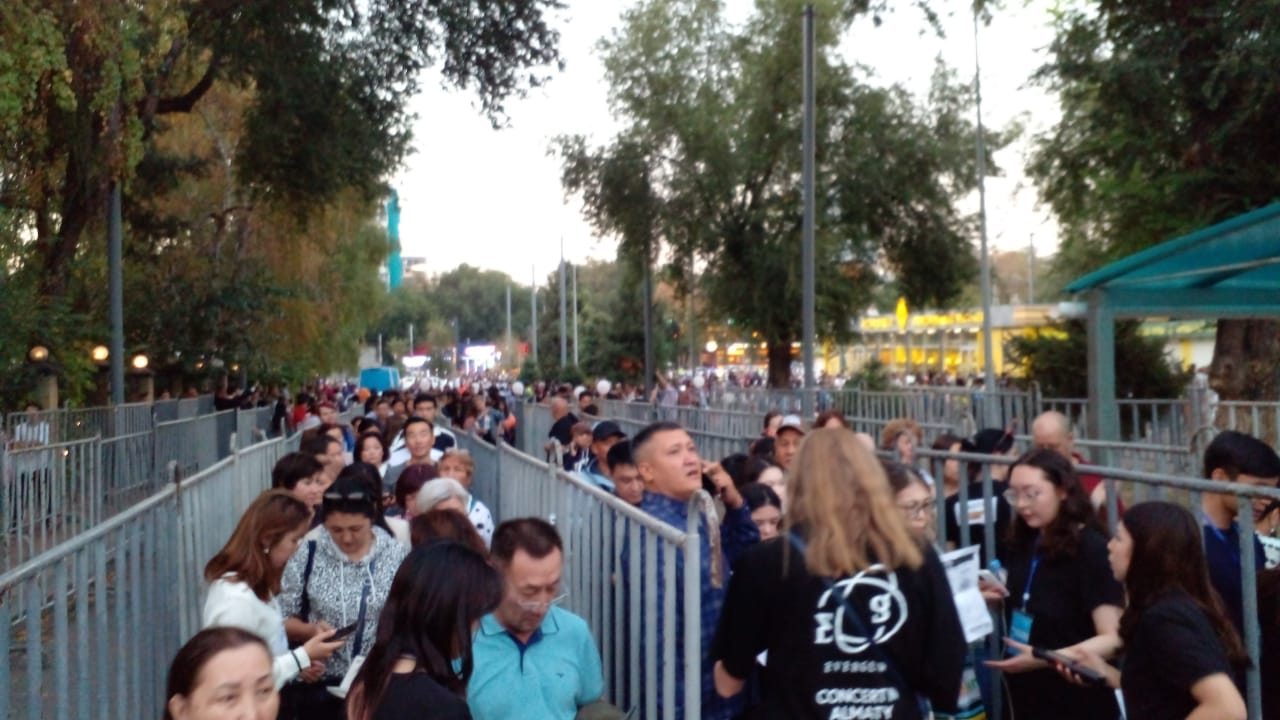 Свыше 30 тысяч человек собрались на концерте Димаша Кудайбергена в Алматы