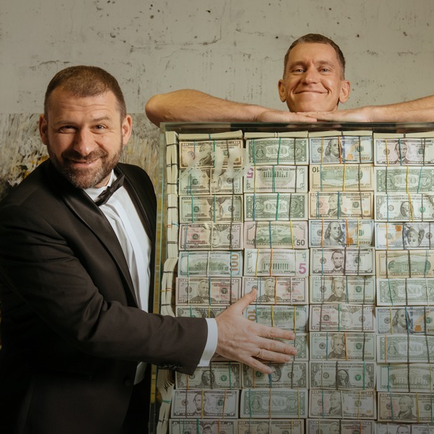 Угадай настоящего долларового миллионера. Трон из 1000000 долларов Игоря Рыбакова. Кресло из денег. Рыбаков трон из денег. Стул из долларов.