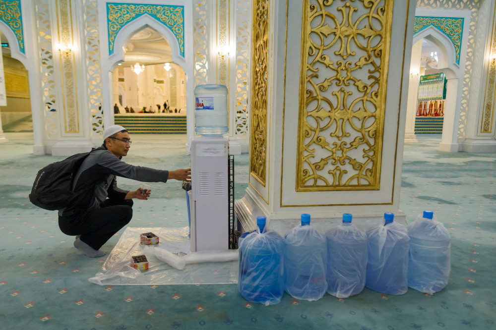 Мечеть рамадан уфа. Рамадан мечеть Красноярск. Мечеть Рамазан Набережные Челны. Мужчина в мечети. Пол в мечети.