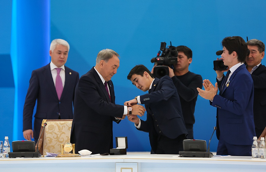 Новости часа в казахстане сегодня. Какие часы у казахского президента.