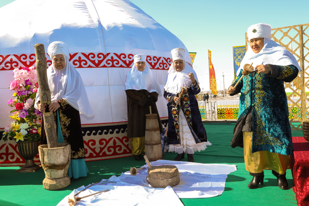 Когда будет наурыз в 2024. Празднование Наурыза в Казахстане. С праздником Наурыз. Корису айт. Наурыз в ауле.