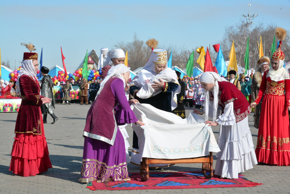 Кто празднует наурыз. 22 Наурыз. Народные гуляния Наурыз. Праздник Наурыз в Казахстане. Фото празднование Наурыза.